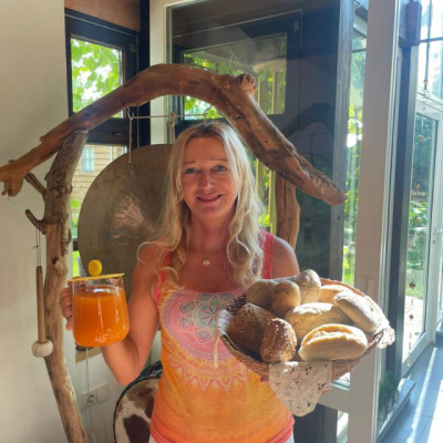 Bettina mit Frühstück neu